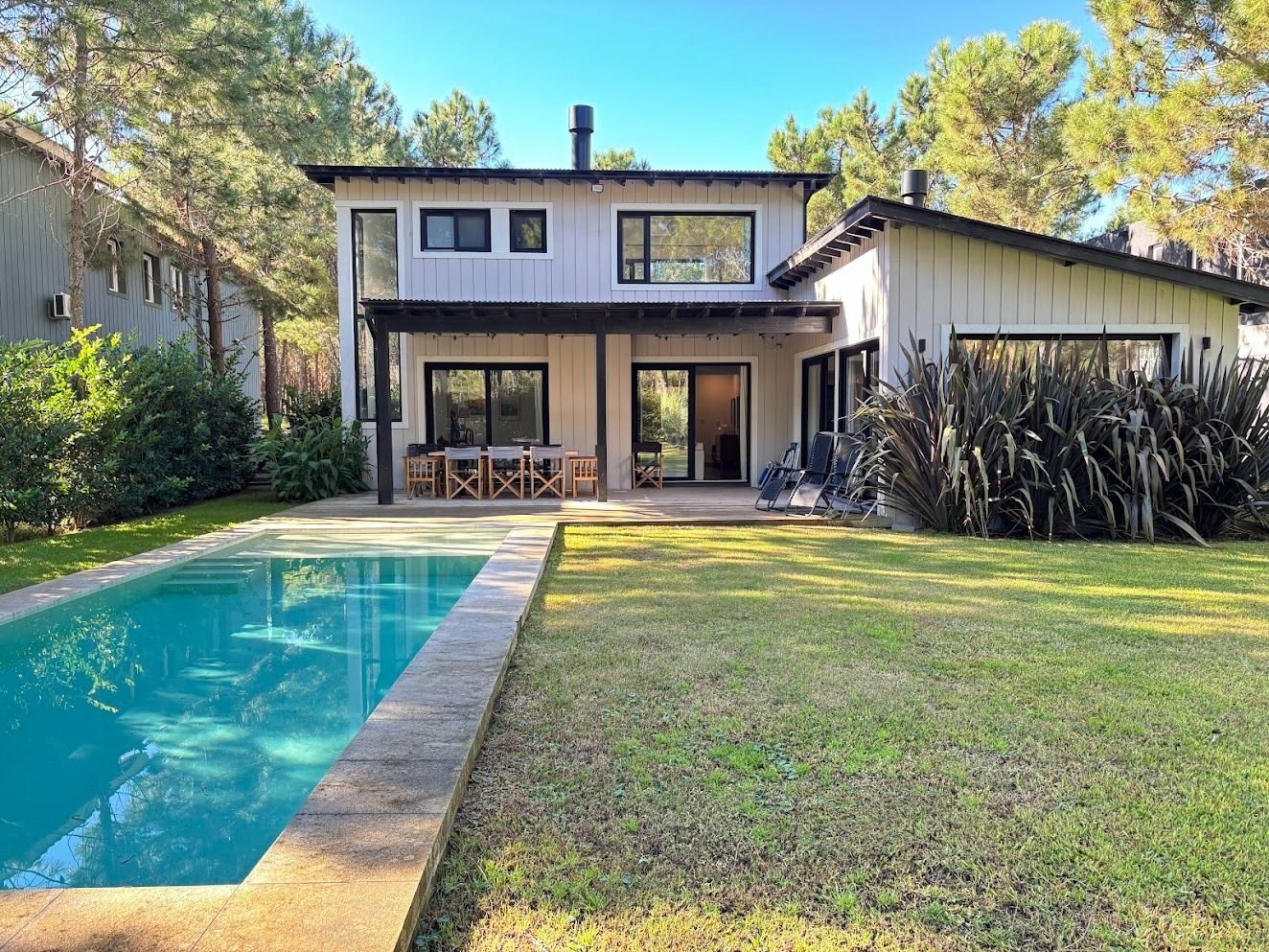 Casa de dos plantas con pileta y parque entre pinos